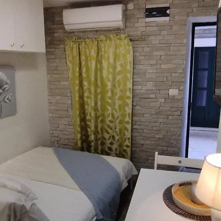 Tiny In Center Stone House * Split