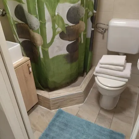 Tiny In Center Stone House * Σπλιτ