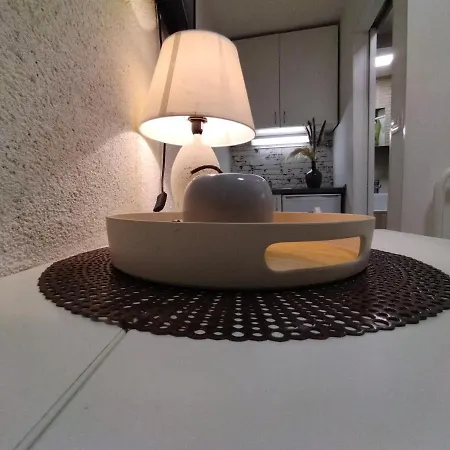 Tiny In Center Stone House Σπλιτ