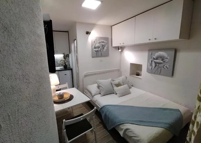 Tiny In Center Stone House Apartament *