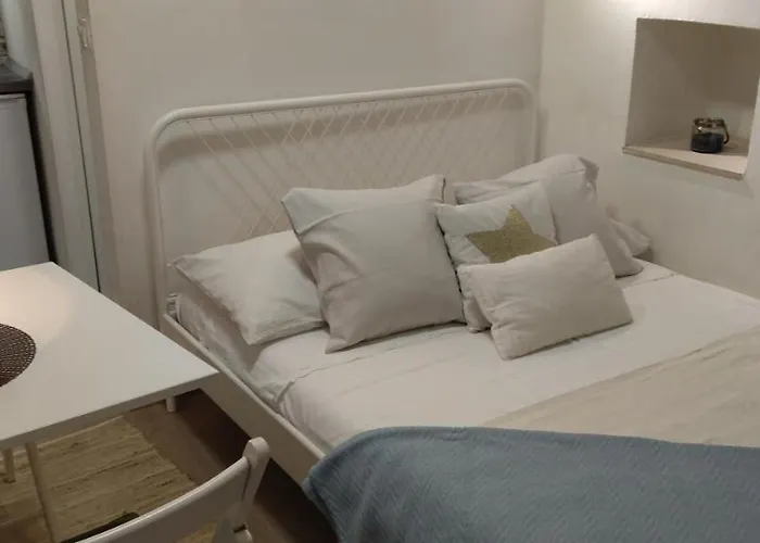 Tiny In Center Stone House Apartament