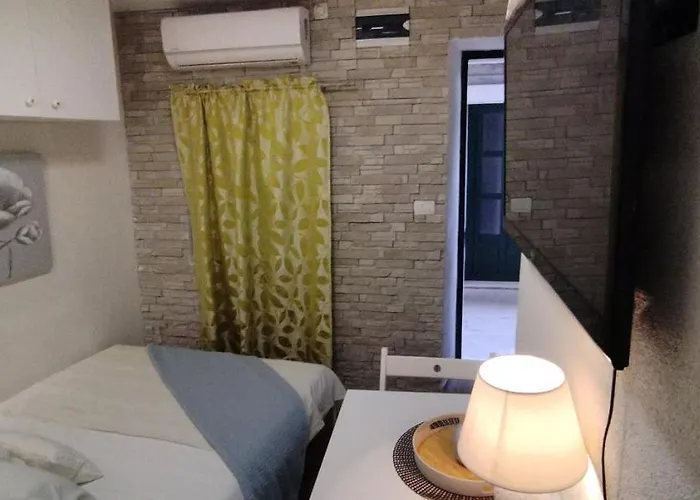 Tiny In Center Stone House Apartament